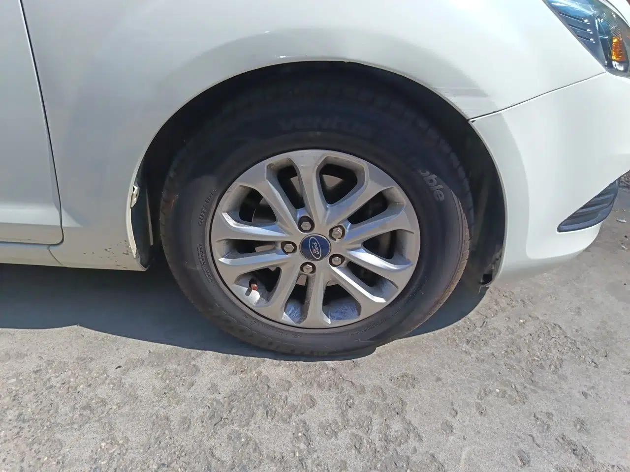 Ford Focus 2013 Hatchback Classic 1.8L Manual Base Model — миниатюра 8