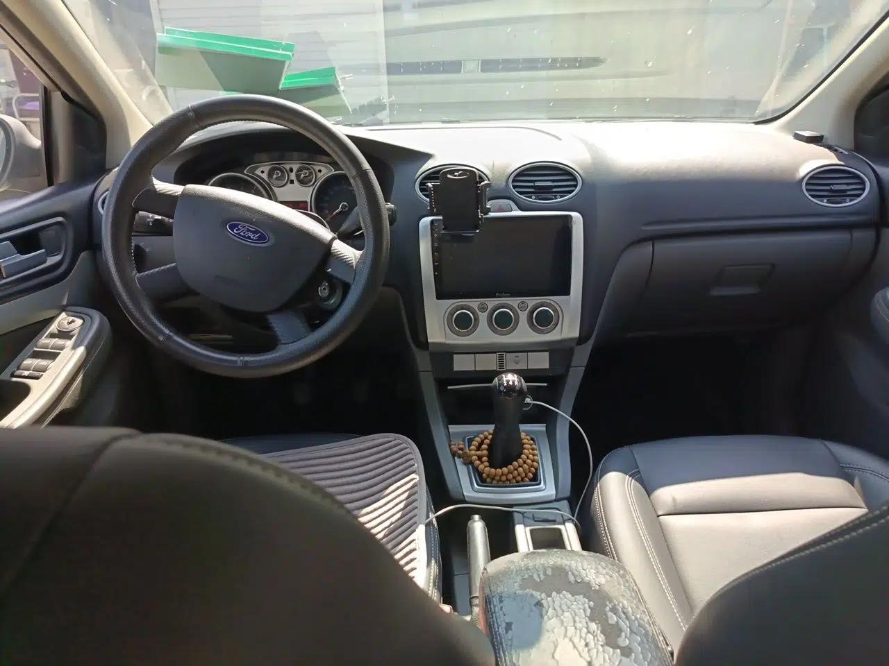 Ford Focus 2013 Hatchback Classic 1.8L Manual Base Model — миниатюра 9