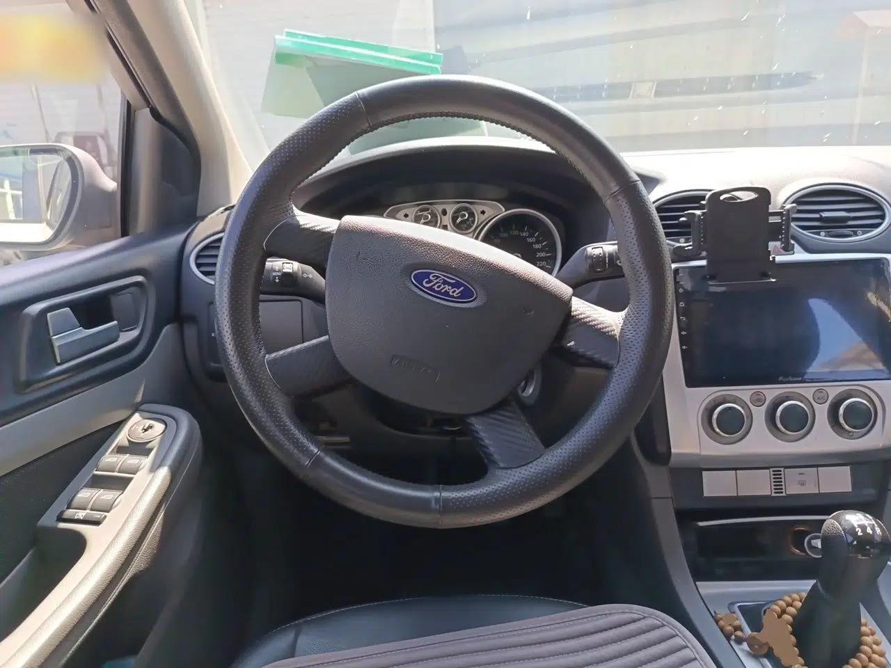 Ford Focus 2013 Hatchback Classic 1.8L Manual Base Model — миниатюра 10