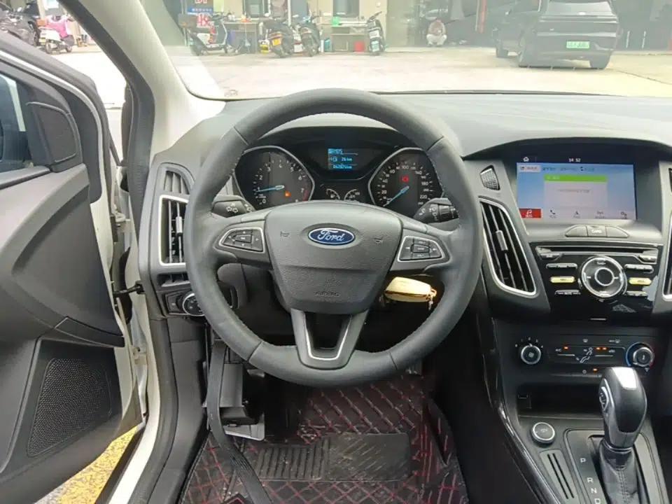 Ford Focus 2018 Sedan Classic 1.6L Automatic Trendy SmartDrive Edition — миниатюра 13