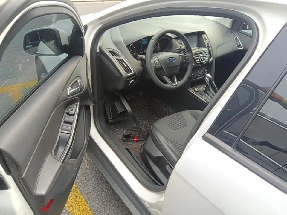 Ford Focus 2018 Sedan Classic 1.6L Automatic Trendy SmartDrive Edition — миниатюра 18