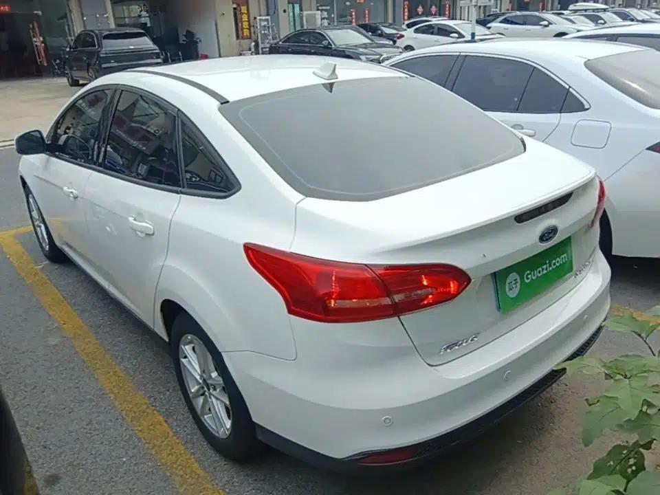 Ford Focus 2018 Sedan Classic 1.6L Automatic Trendy SmartDrive Edition — миниатюра 4