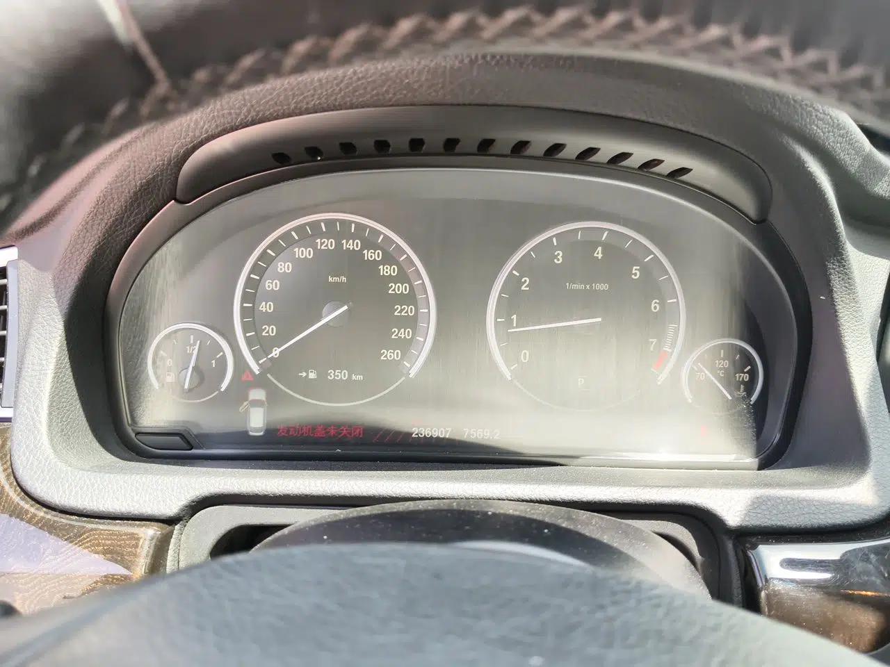 BMW 5 Series GT 2011 535i xDrive Luxury Edition — миниатюра 11