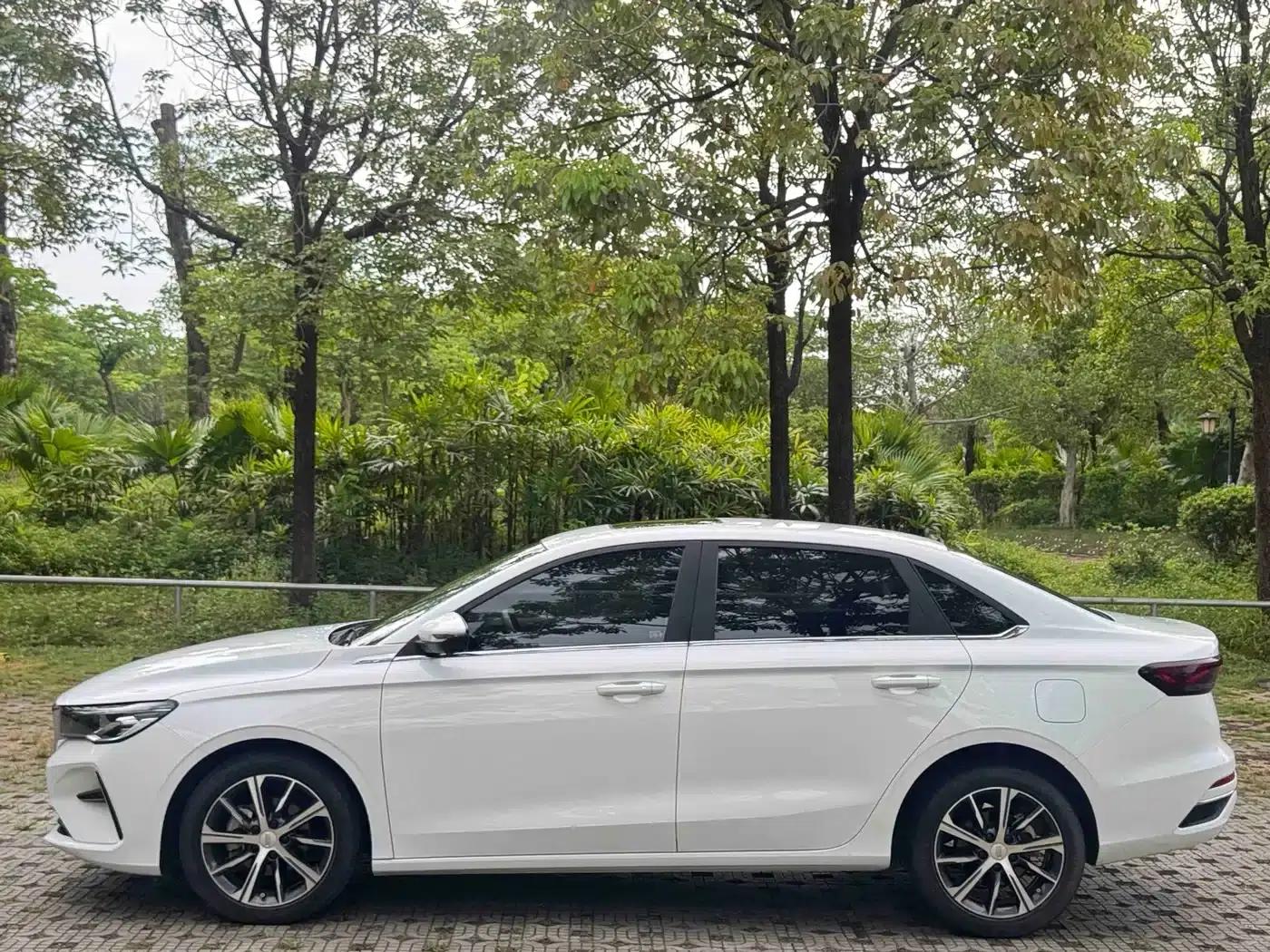 Geely Emgrand 2022 4th Generation 1.5L CVT Premium — миниатюра 3