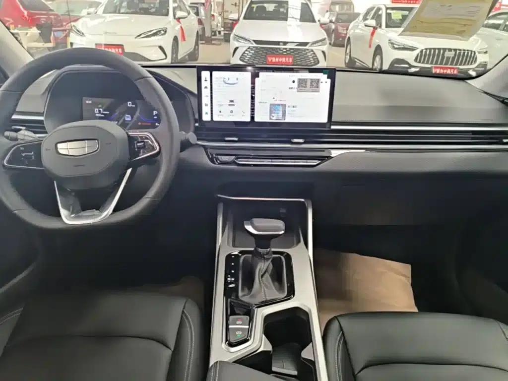 Geely Emgrand 2026 4 Millionth Anniversary Edition 1.5L CVT Superior Model — миниатюра 13