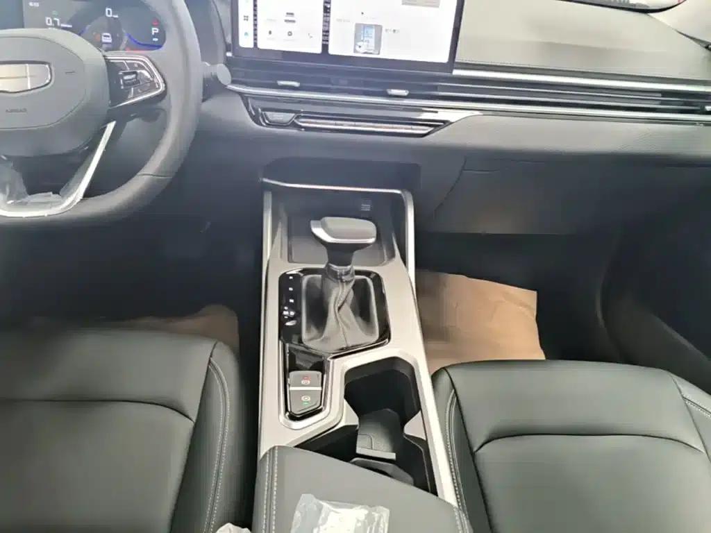 Geely Emgrand 2026 4 Millionth Anniversary Edition 1.5L CVT Superior Model — миниатюра 14