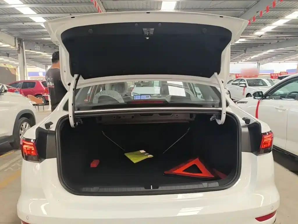 Geely Emgrand 2026 4 Millionth Anniversary Edition 1.5L CVT Superior Model — миниатюра 19