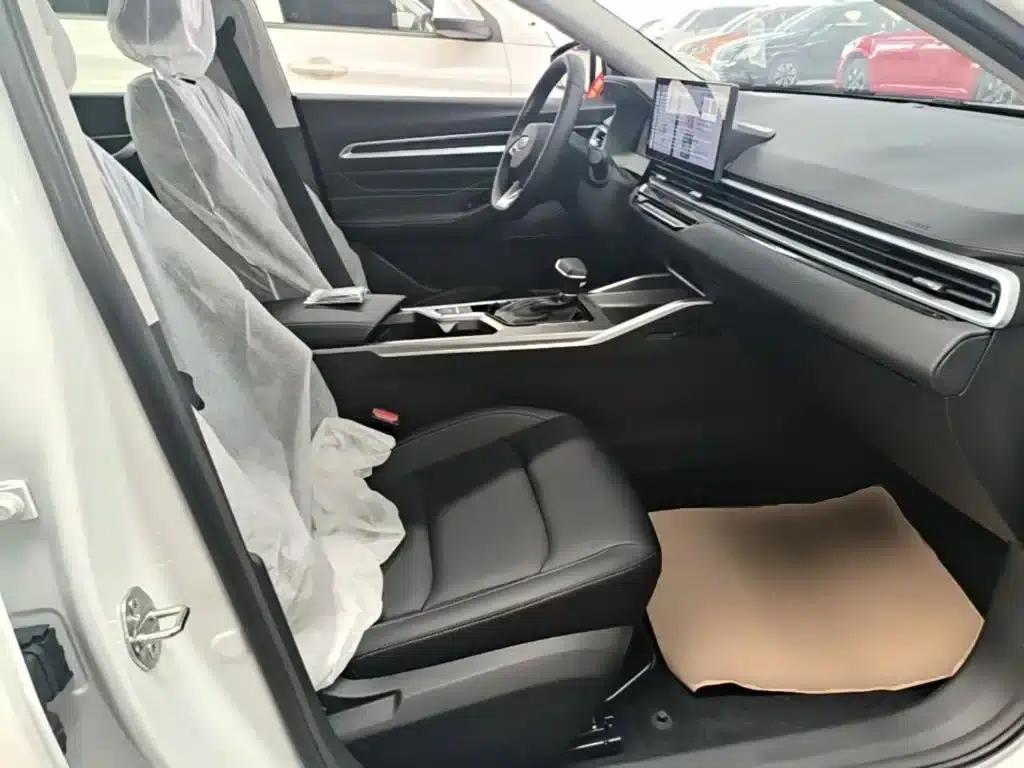 Geely Emgrand 2026 4 Millionth Anniversary Edition 1.5L CVT Superior Model — миниатюра 25