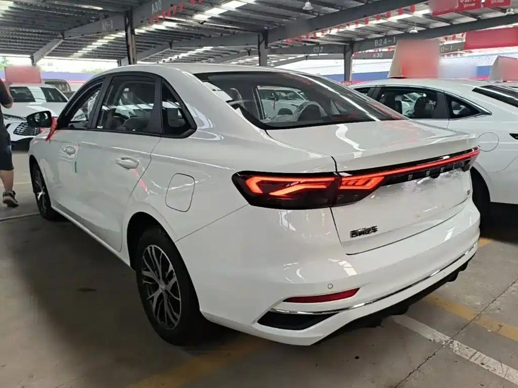 Geely Emgrand 2026 4 Millionth Anniversary Edition 1.5L CVT Superior Model — миниатюра 5