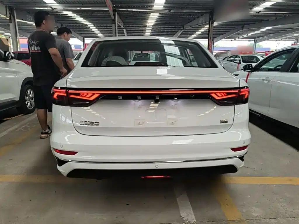 Geely Emgrand 2026 4 Millionth Anniversary Edition 1.5L CVT Superior Model — миниатюра 6