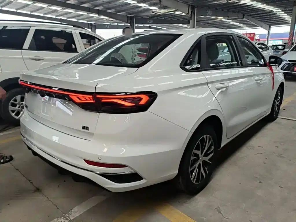 Geely Emgrand 2026 4 Millionth Anniversary Edition 1.5L CVT Superior Model — миниатюра 7