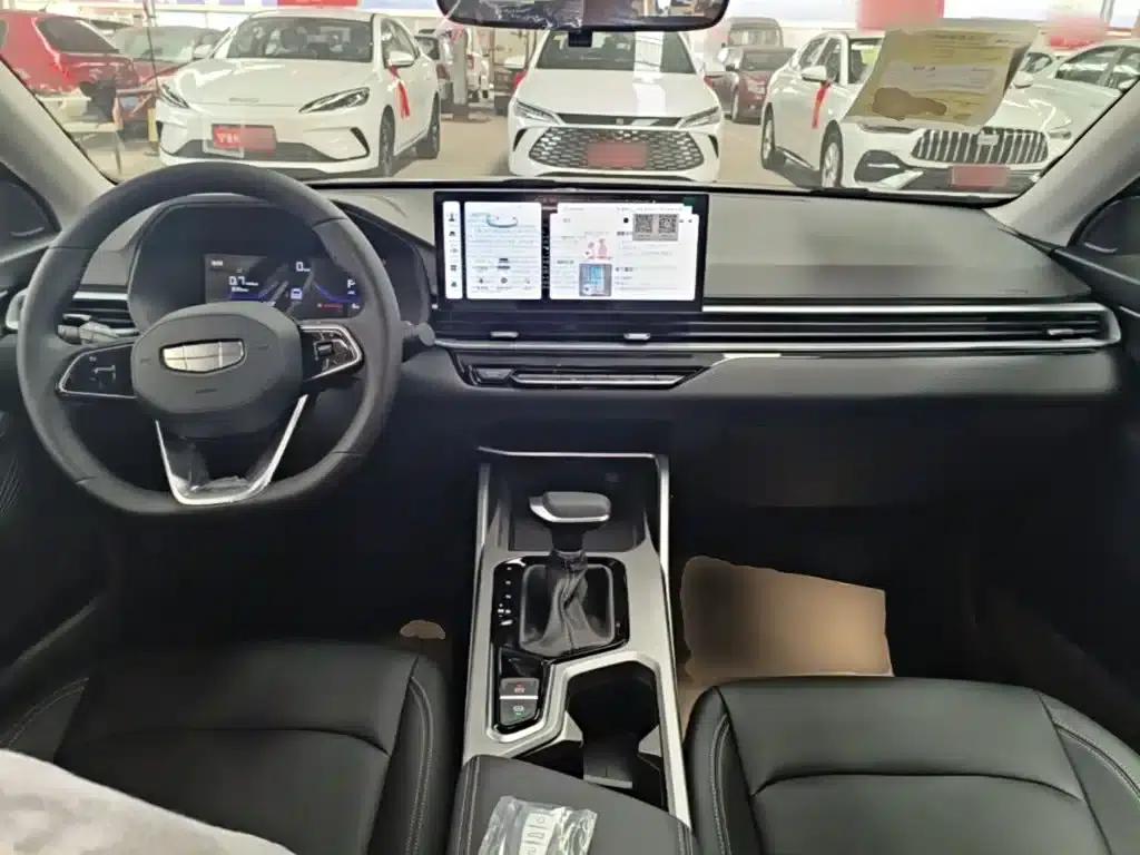 Geely Emgrand 2026 4 Millionth Anniversary Edition 1.5L CVT Superior Model — миниатюра 10