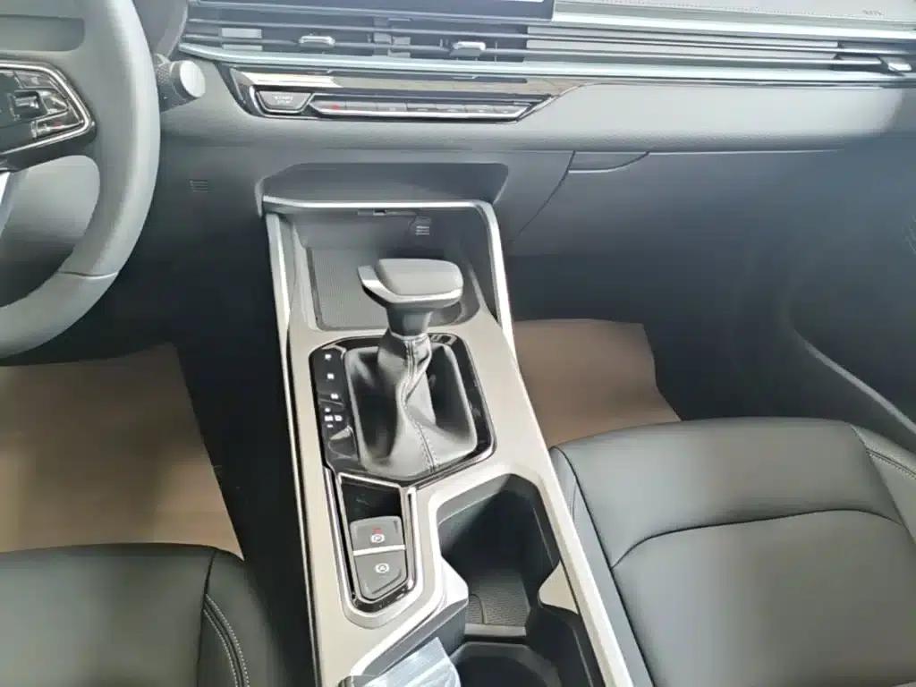 Geely Emgrand 2026 4 Millionth Anniversary Edition 1.5L CVT Superior Model — миниатюра 14