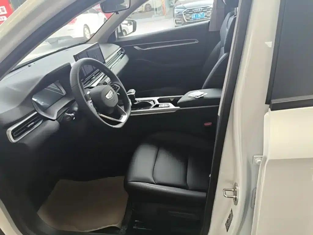 Geely Emgrand 2026 4 Millionth Anniversary Edition 1.5L CVT Superior Model — миниатюра 15