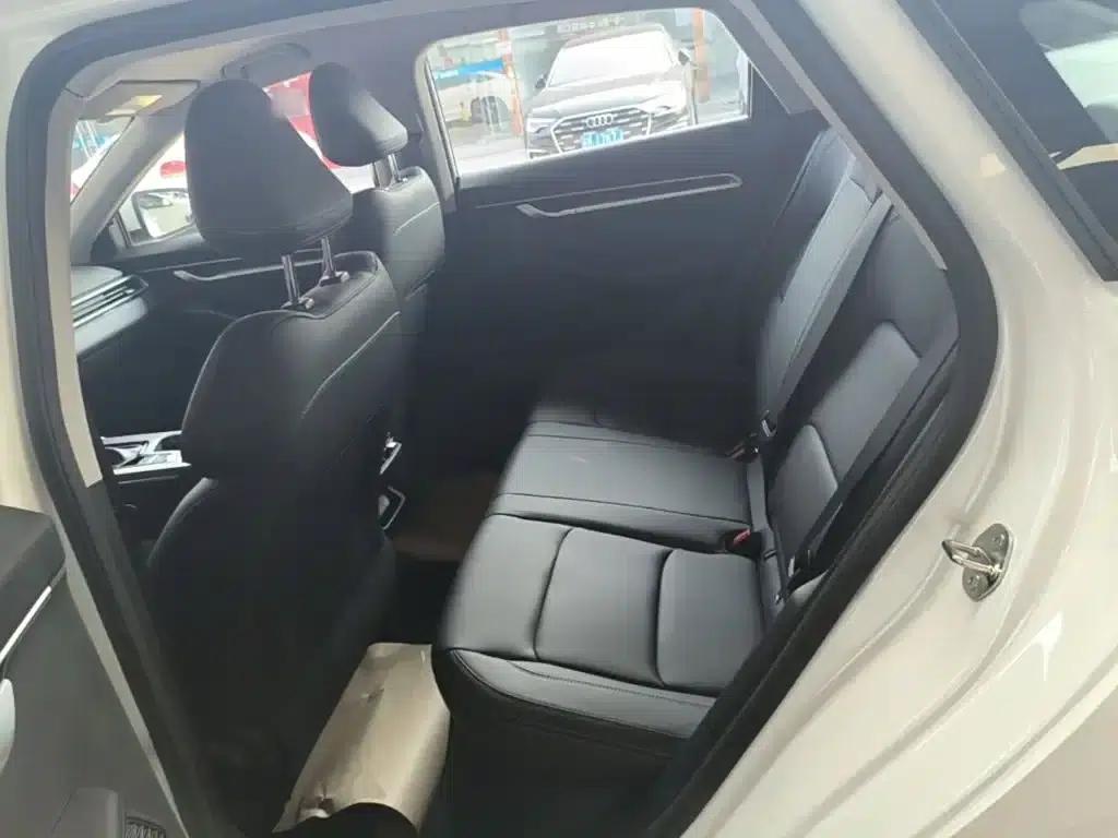 Geely Emgrand 2026 4 Millionth Anniversary Edition 1.5L CVT Superior Model — миниатюра 17