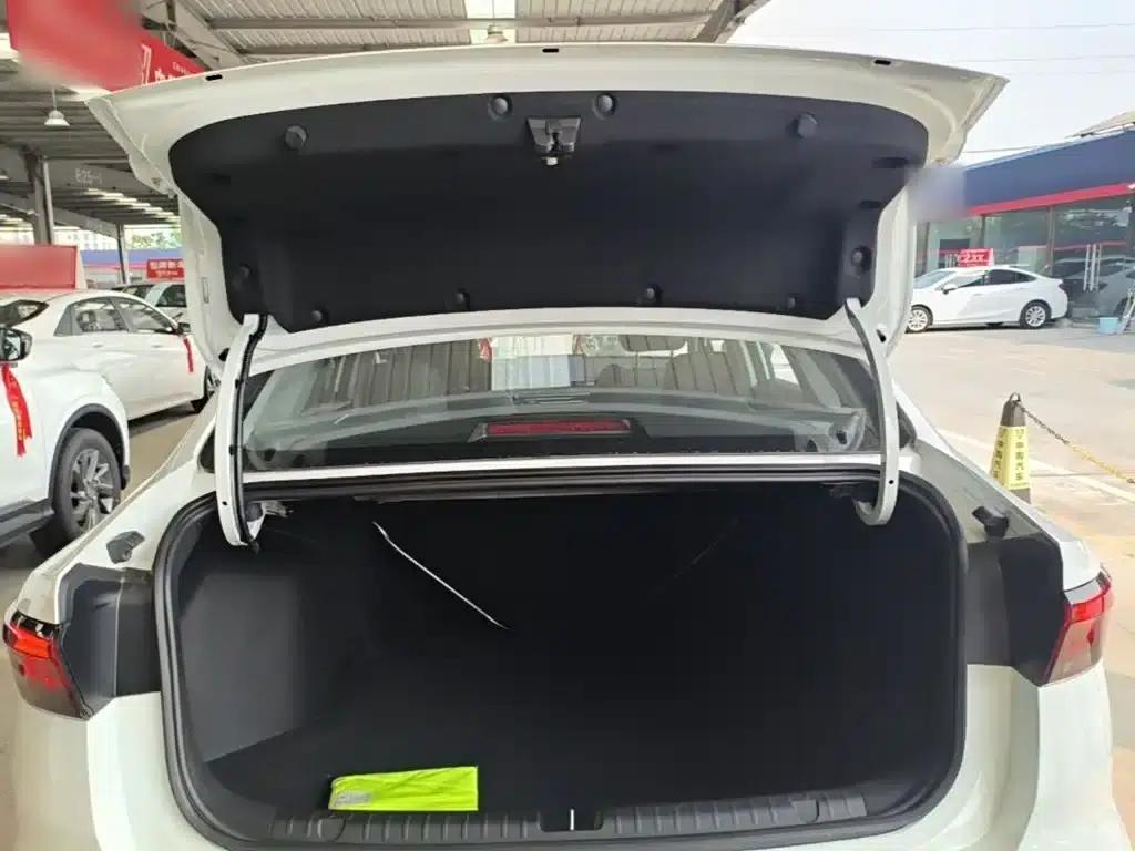 Geely Emgrand 2026 4 Millionth Anniversary Edition 1.5L CVT Superior Model — миниатюра 19