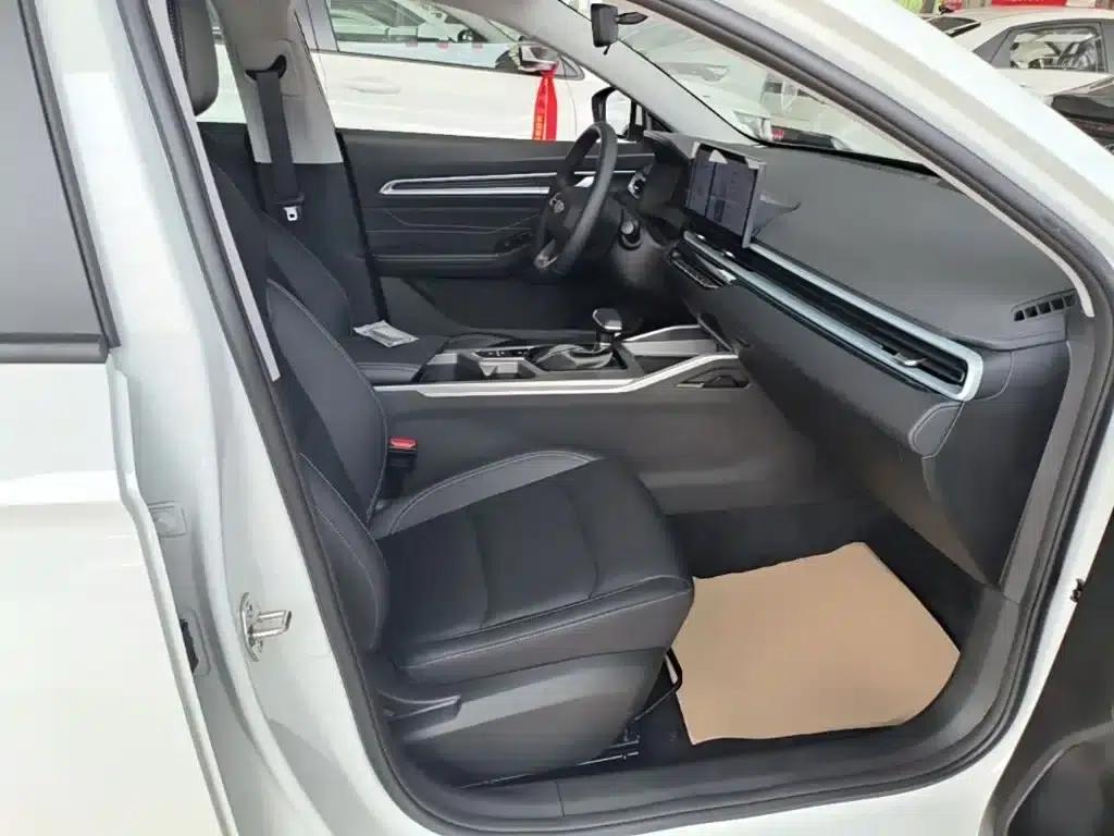 Geely Emgrand 2026 4 Millionth Anniversary Edition 1.5L CVT Superior Model — миниатюра 25