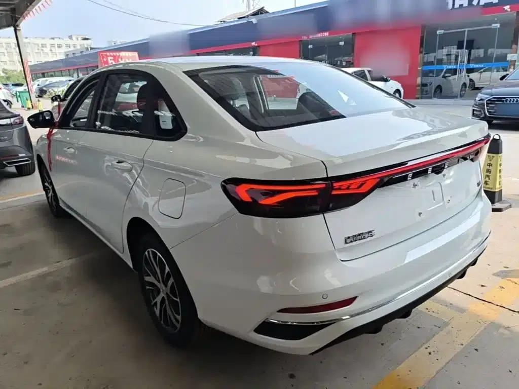 Geely Emgrand 2026 4 Millionth Anniversary Edition 1.5L CVT Superior Model — миниатюра 5