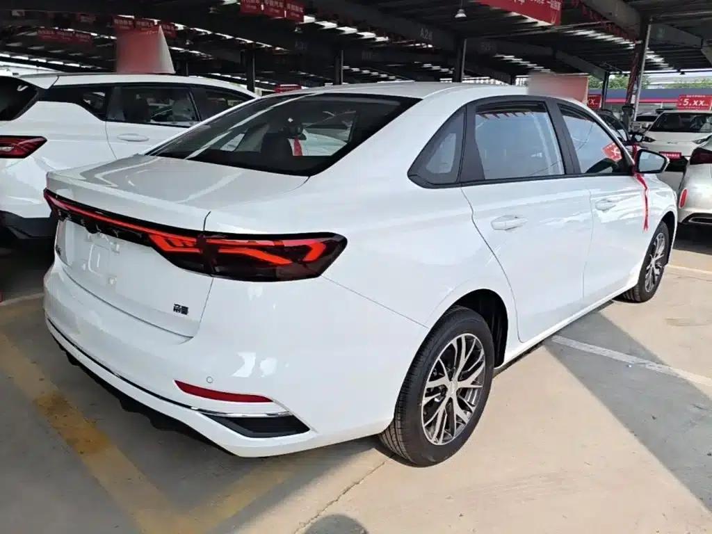 Geely Emgrand 2026 4 Millionth Anniversary Edition 1.5L CVT Superior Model — миниатюра 7