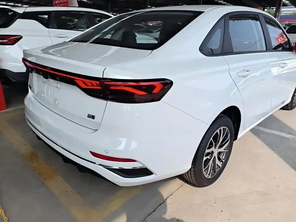 Geely Emgrand 2026 4 Millionth Anniversary Edition 1.5L CVT Superior Model — миниатюра 8