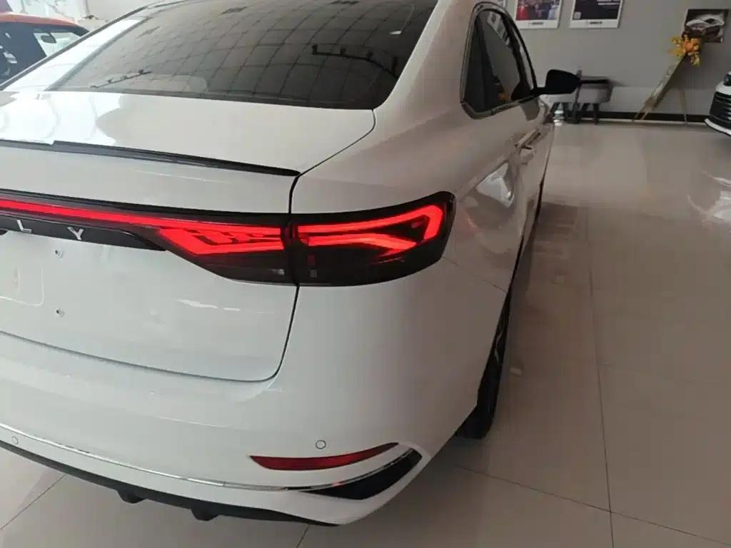 Geely Emgrand 2023 4th Generation Champion Edition 1.5L CVT Flagship Model — миниатюра 8
