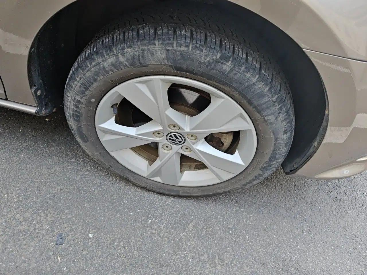 Volkswagen Bora 2013 1.6L Manual Comfort Model — миниатюра 8