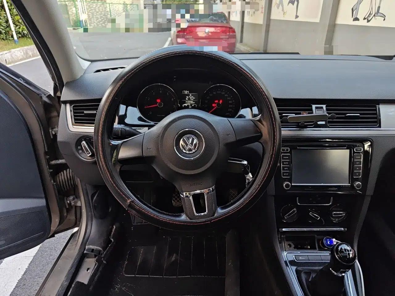 Volkswagen Bora 2013 1.6L Manual Comfort Model — миниатюра 10