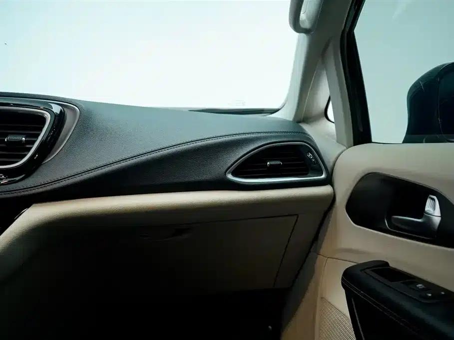 2018 Chrysler Grand Voyager PHEV (Imported) 3.6L Plug-in Hybrid — миниатюра 18