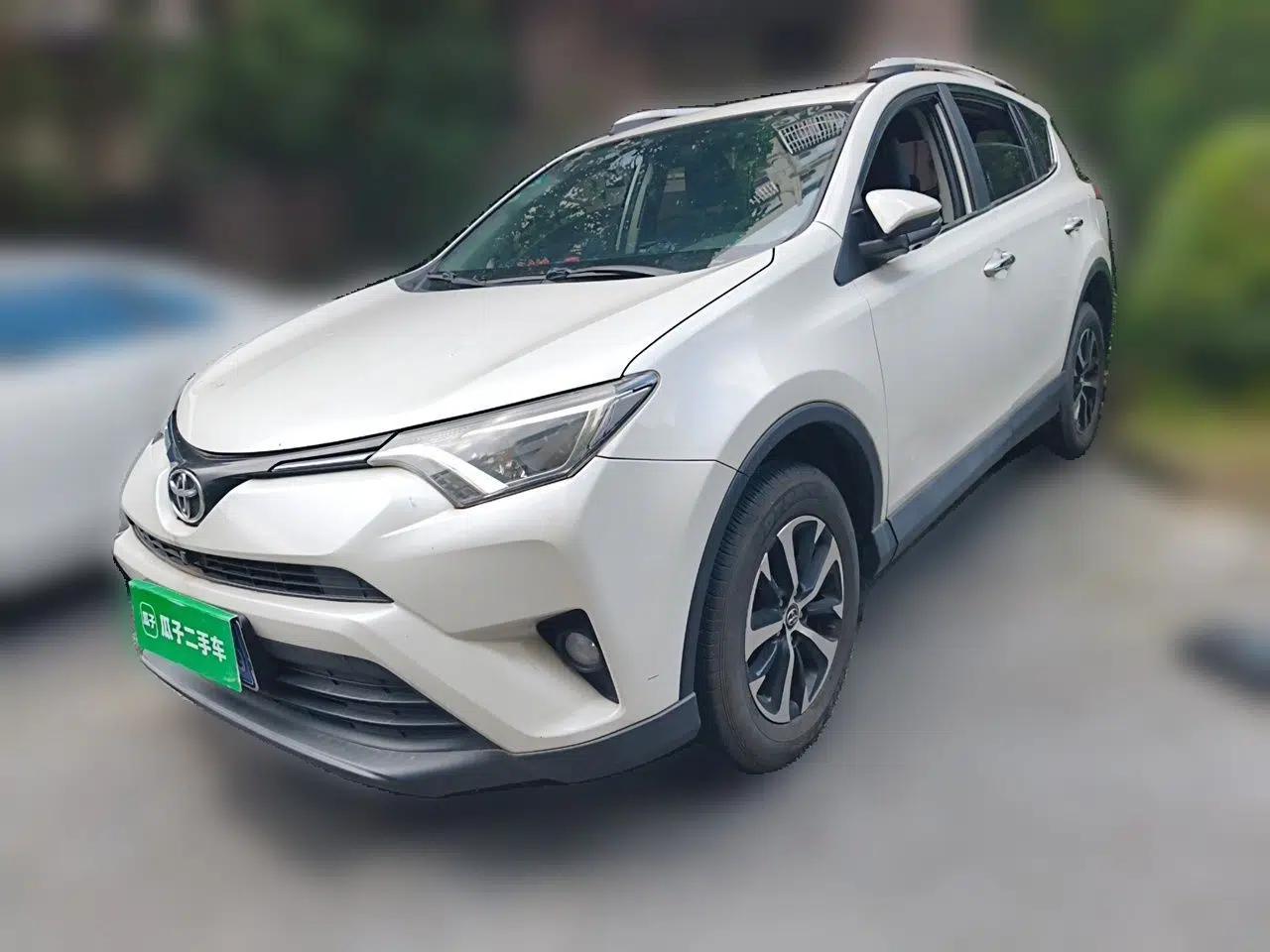 Toyota RAV4 2016 2.0L CVT Two-Wheel Drive Fashion Edition China V Standard — миниатюра 1