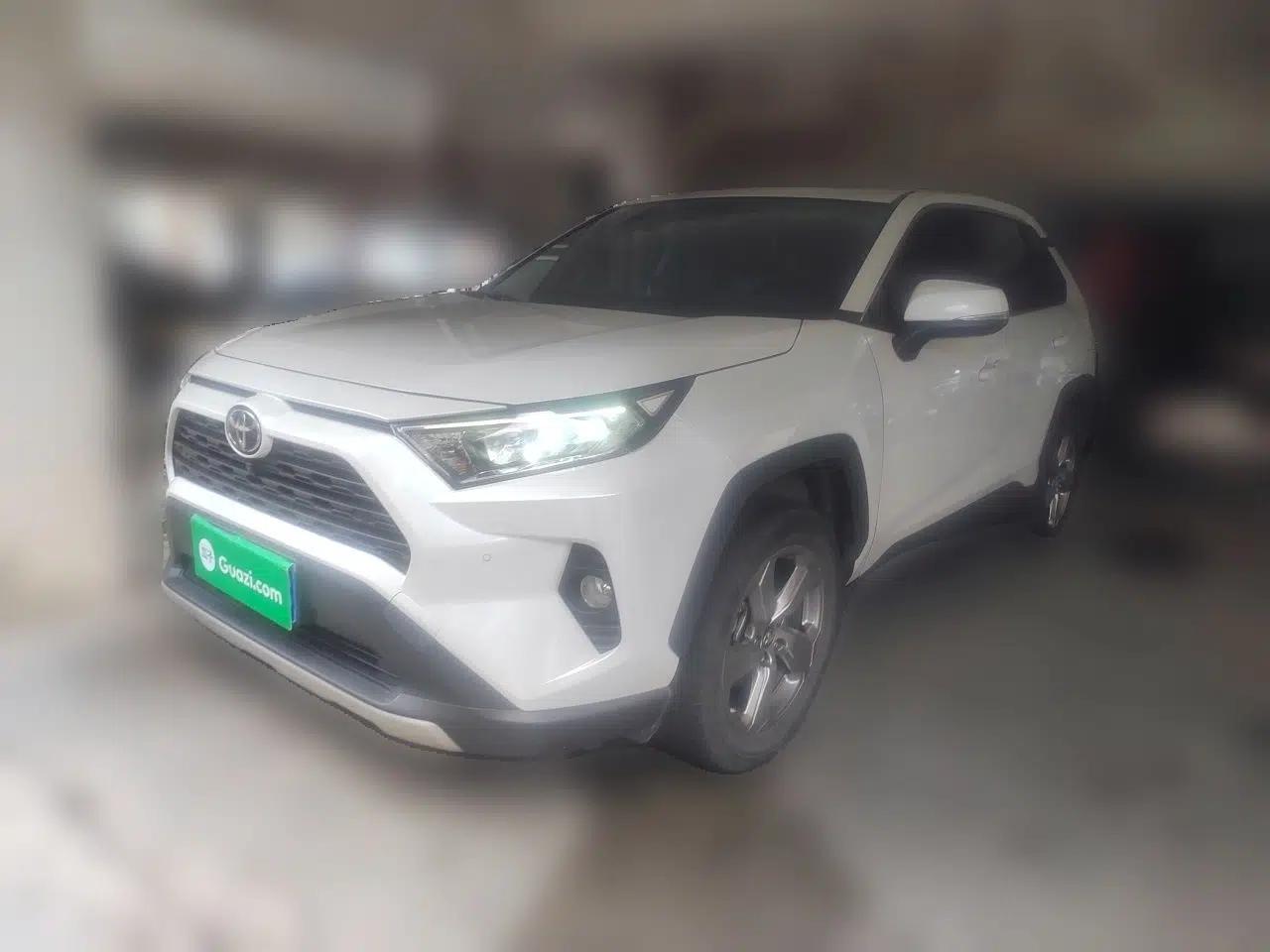 Toyota RAV4 2022 2.0L CVT Two-Wheel Drive Fashion Plus Edition — миниатюра 1