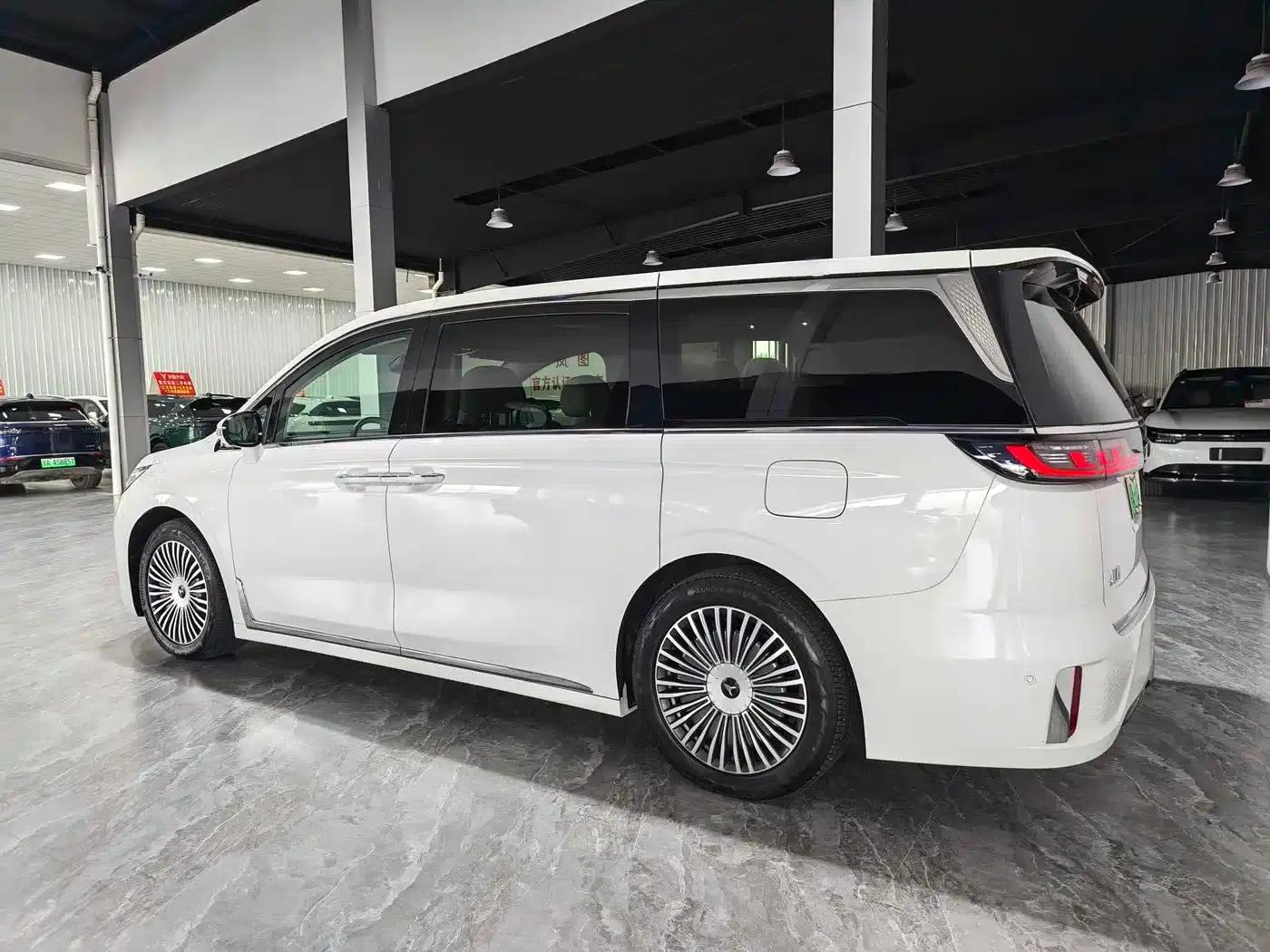 Voyah Dreamer 2025 PHEV 4WD Premium Kunpeng Edition — миниатюра 4