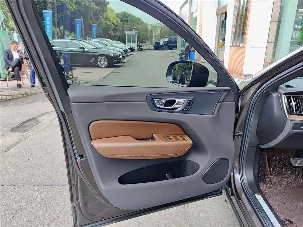 2024 Volvo XC60 B5 AWD Inscription Luxury Edition — миниатюра 6