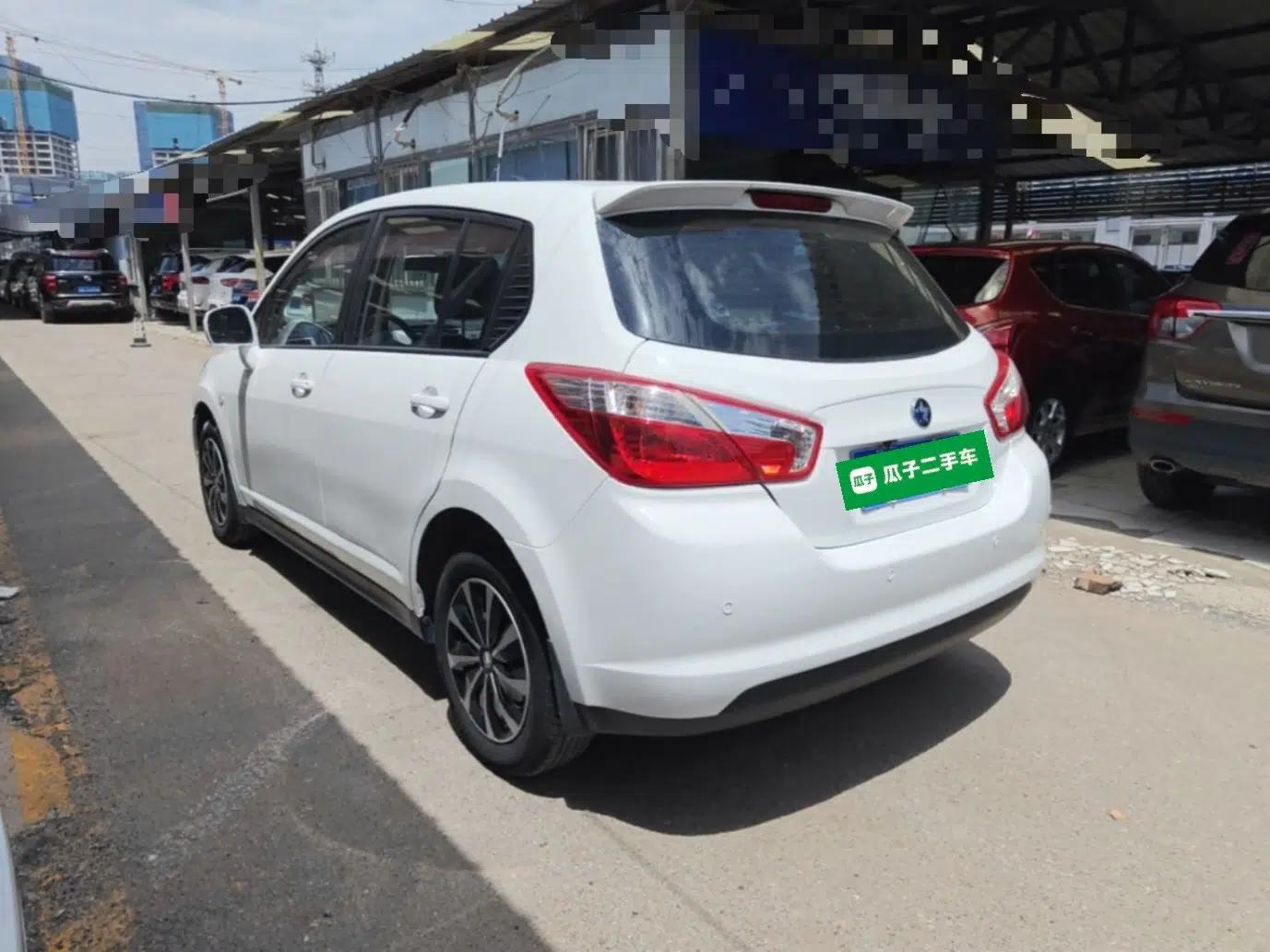 Venucia R50 2015 1.6L Automatic Fashion Edition — миниатюра 4