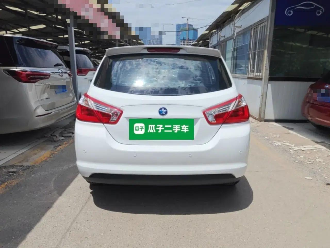 Venucia R50 2015 1.6L Automatic Fashion Edition — миниатюра 5