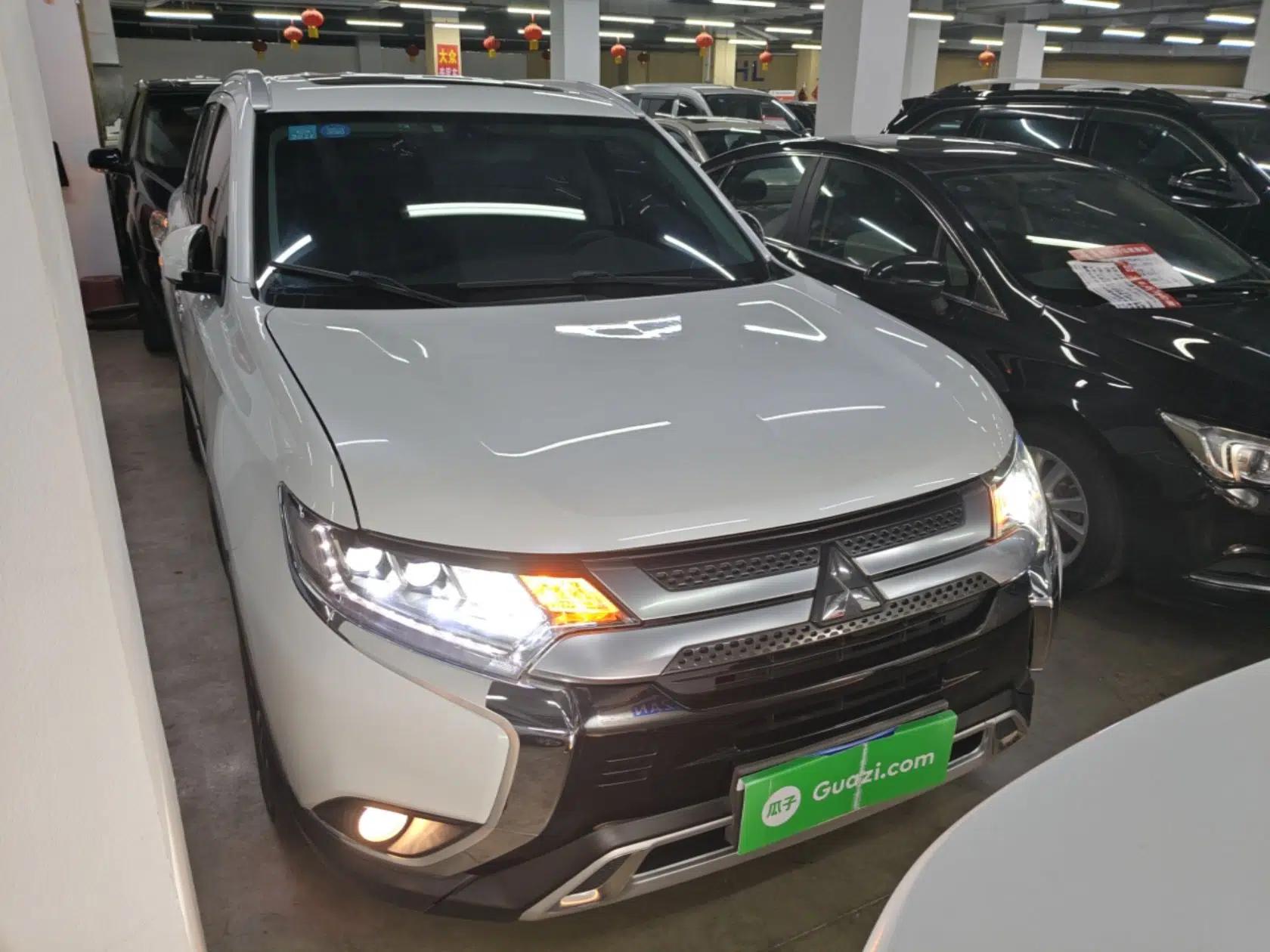 Mitsubishi Outlander 2019 2.4L 4x4 Zhi Xiang Edition 5 Seats China V Emission Standard — миниатюра 3