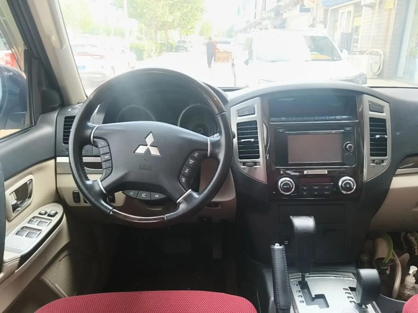 Mitsubishi Pajero (Parallel Import) 2019 Pajero 3.8L, 7 seats, no sunroof — миниатюра 10