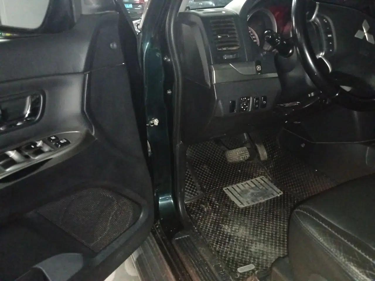 Mitsubishi Pajero 2012 3.0L Elite Edition — миниатюра 16