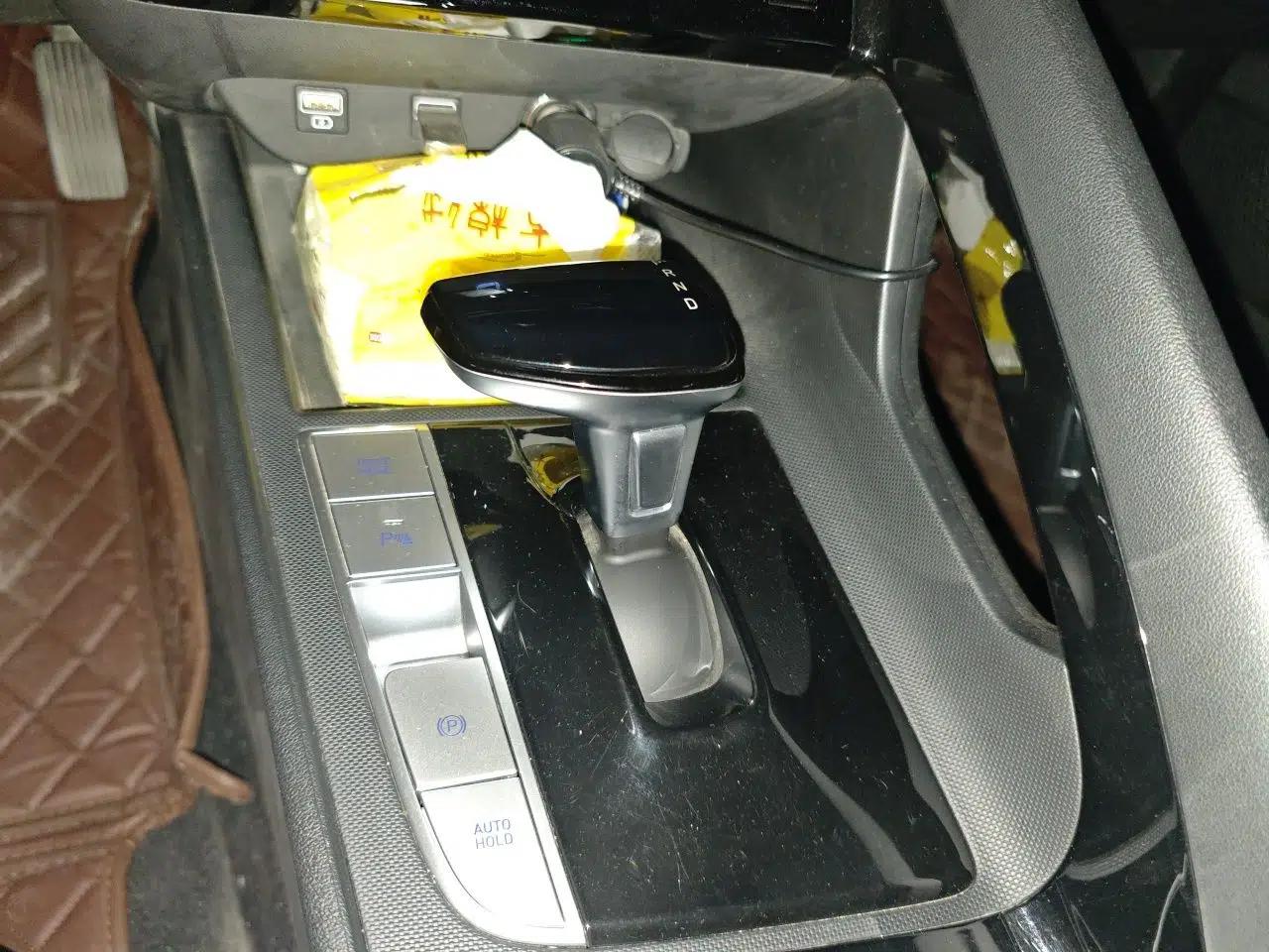 Hyundai Elantra 2021 1.5L CVT LUX Prestige Edition — миниатюра 14