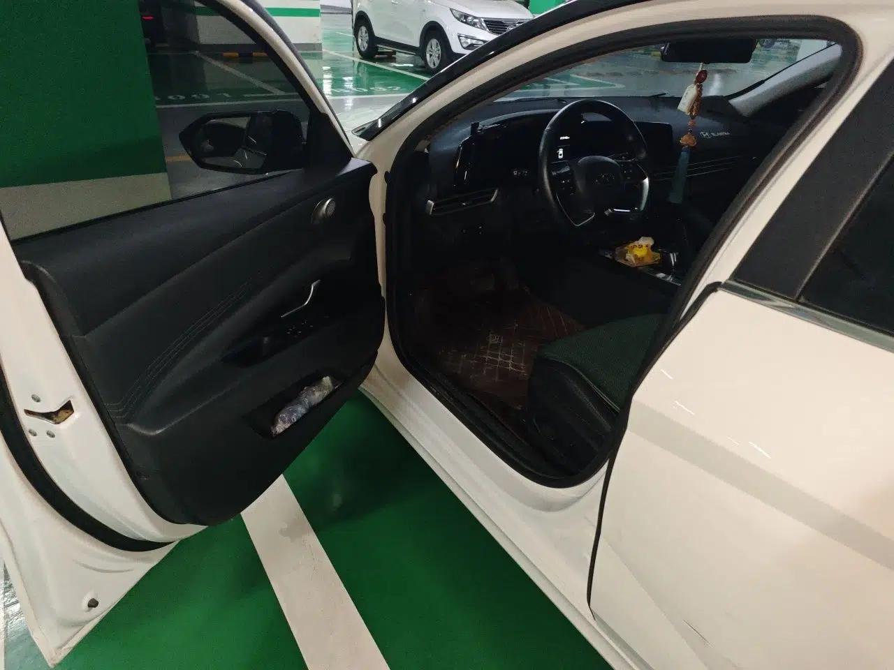 Hyundai Elantra 2021 1.5L CVT LUX Prestige Edition — миниатюра 16