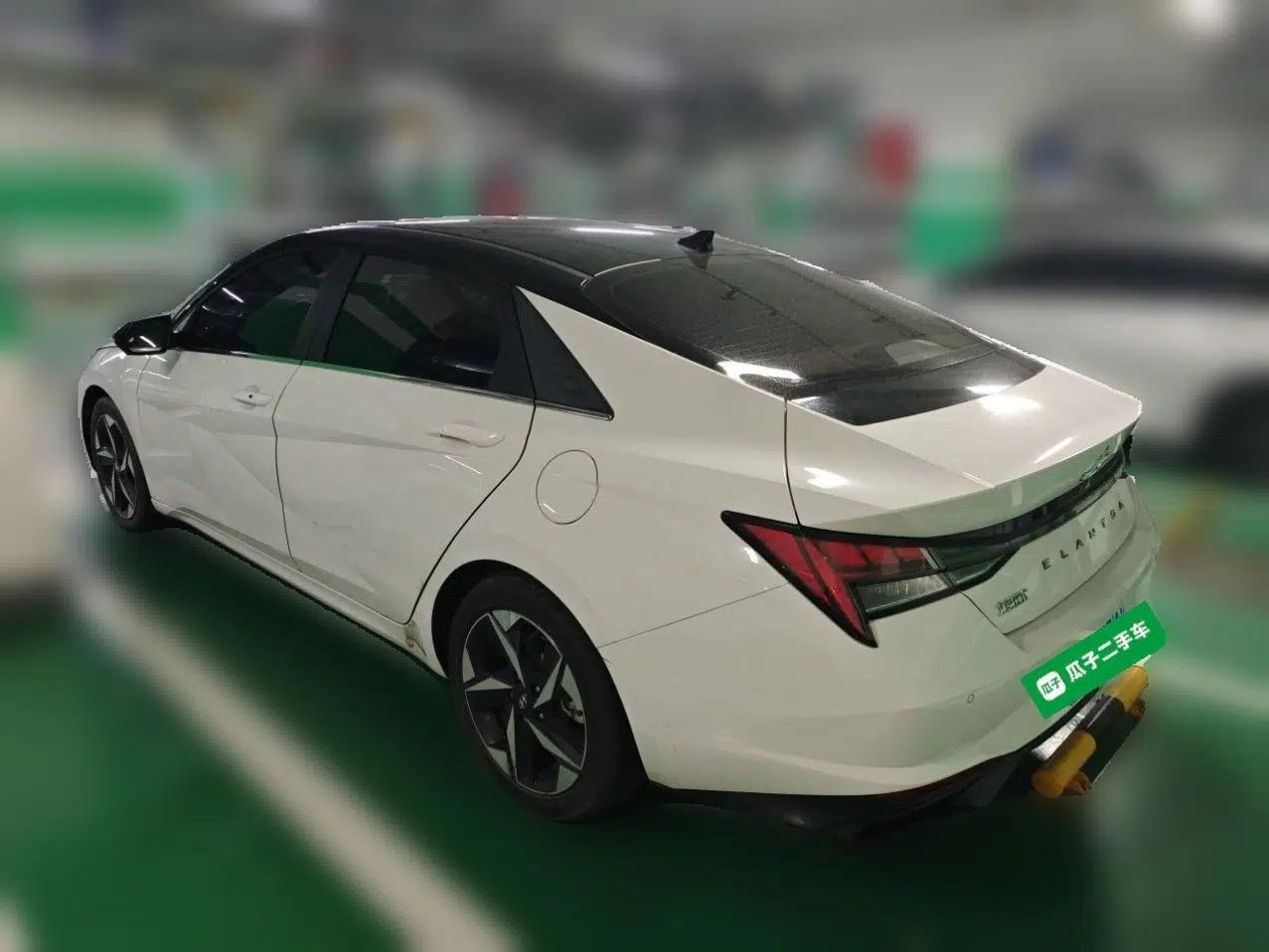 Hyundai Elantra 2021 1.5L CVT LUX Prestige Edition — миниатюра 4