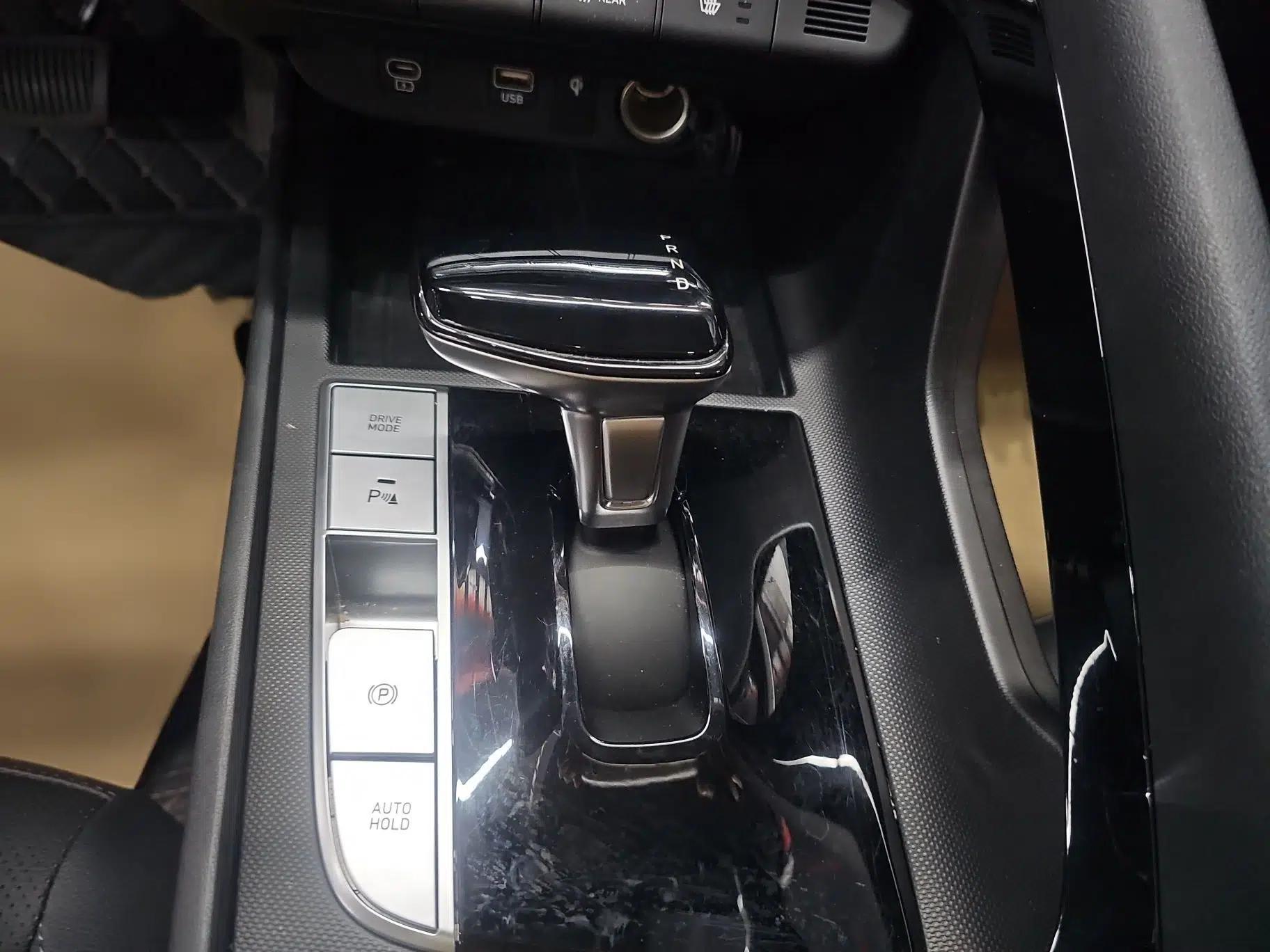 Hyundai Elantra 2023 1.5L CVT LUX Prestige Edition — миниатюра 11