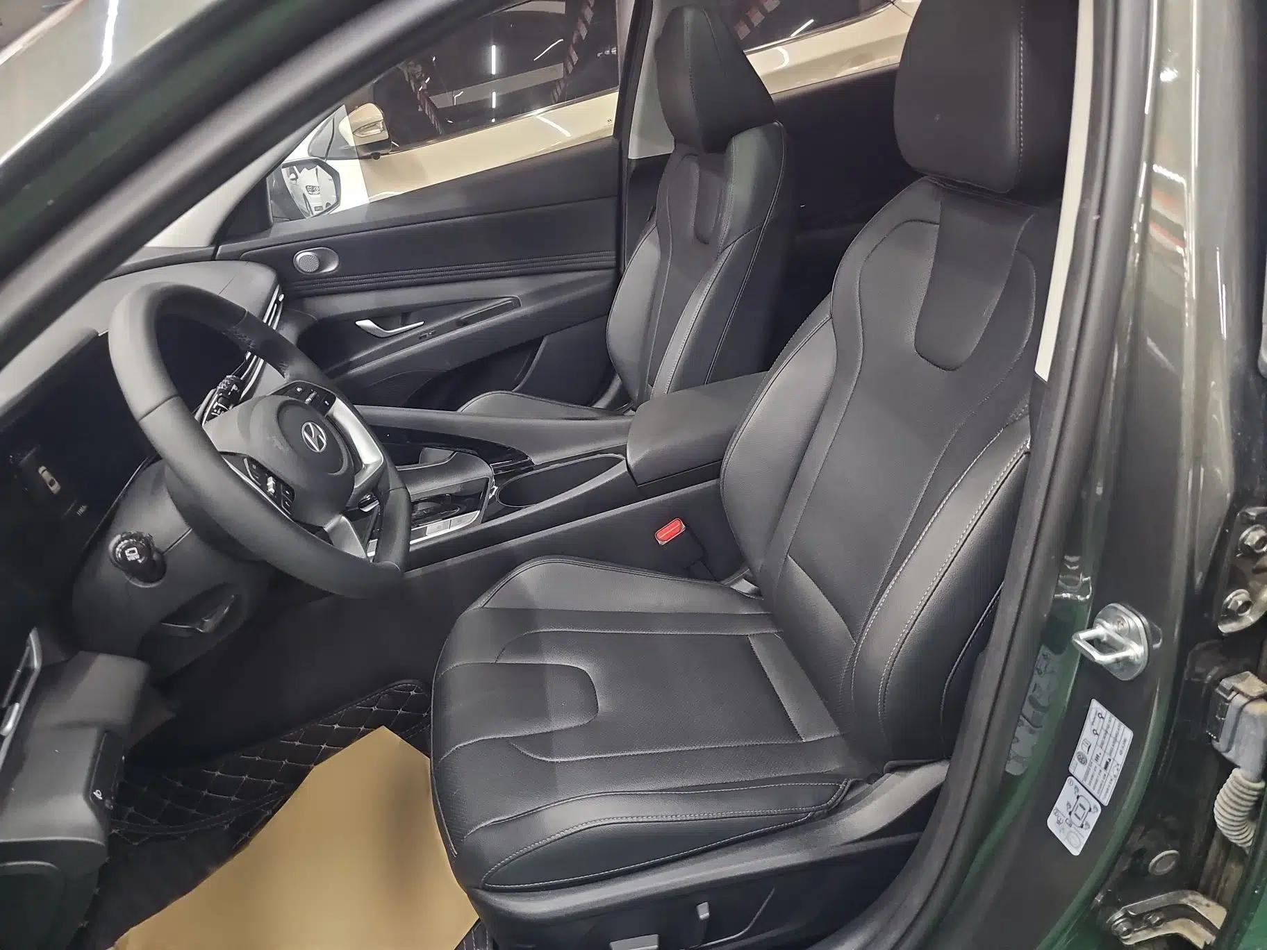 Hyundai Elantra 2023 1.5L CVT LUX Prestige Edition — миниатюра 12