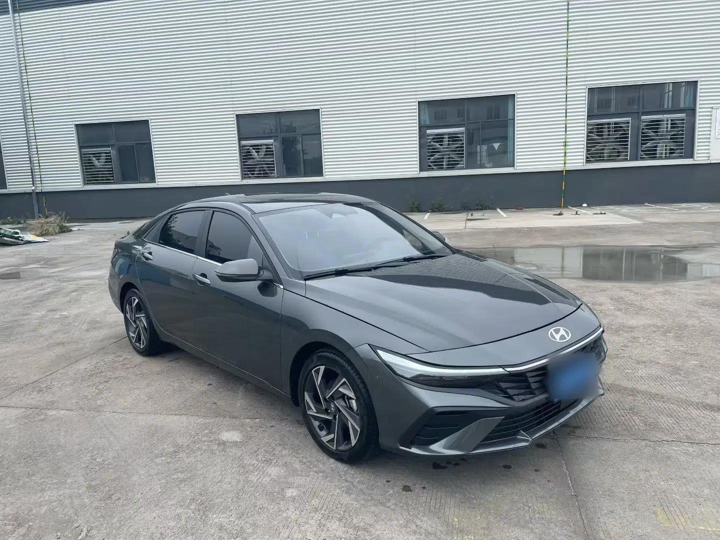 Hyundai Elantra 2023 1.5L CVT LUX Prestige Edition — миниатюра 3