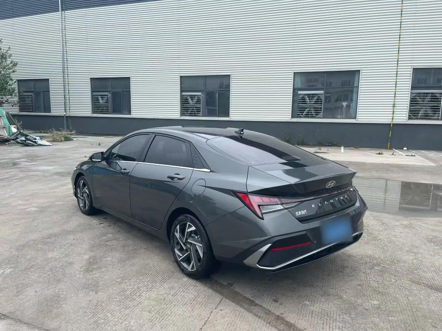 Hyundai Elantra 2023 1.5L CVT LUX Prestige Edition — миниатюра 4