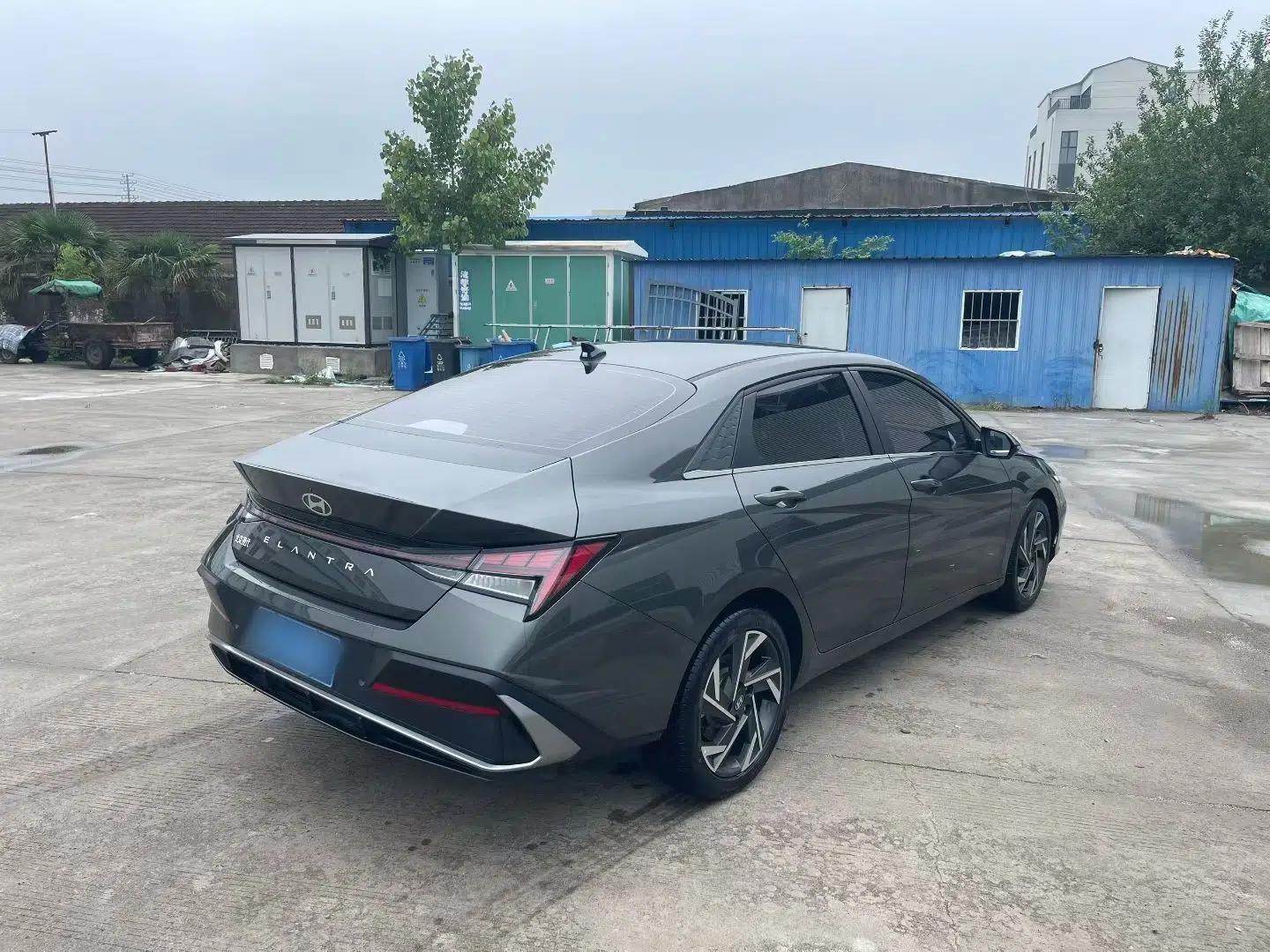 Hyundai Elantra 2023 1.5L CVT LUX Prestige Edition — миниатюра 6