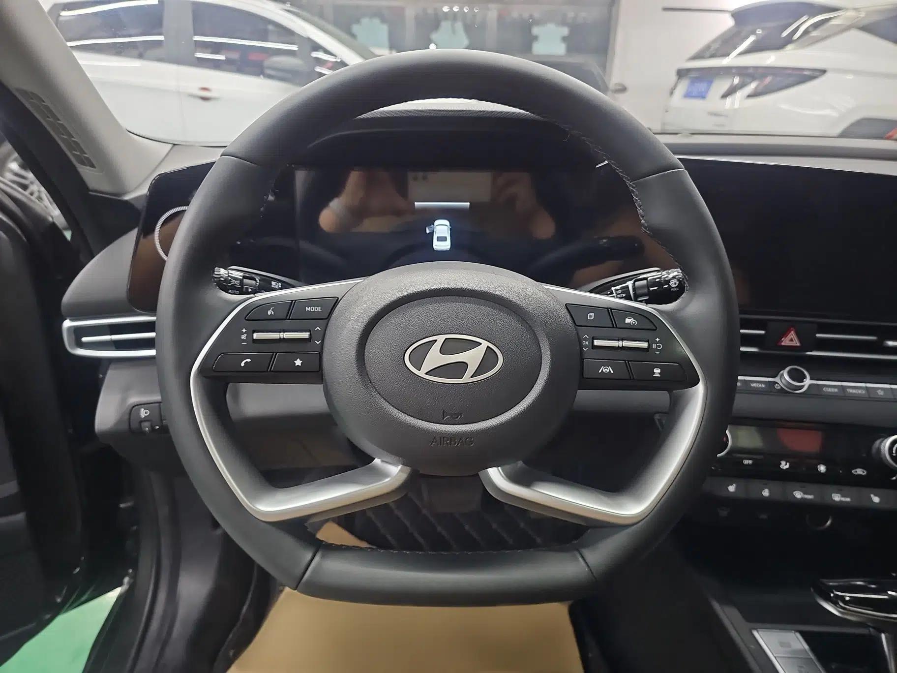 Hyundai Elantra 2023 1.5L CVT LUX Prestige Edition — миниатюра 7