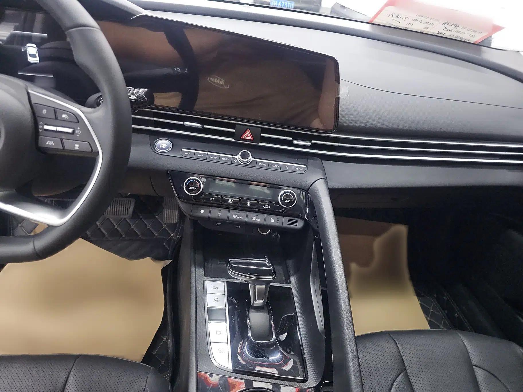 Hyundai Elantra 2023 1.5L CVT LUX Prestige Edition — миниатюра 10