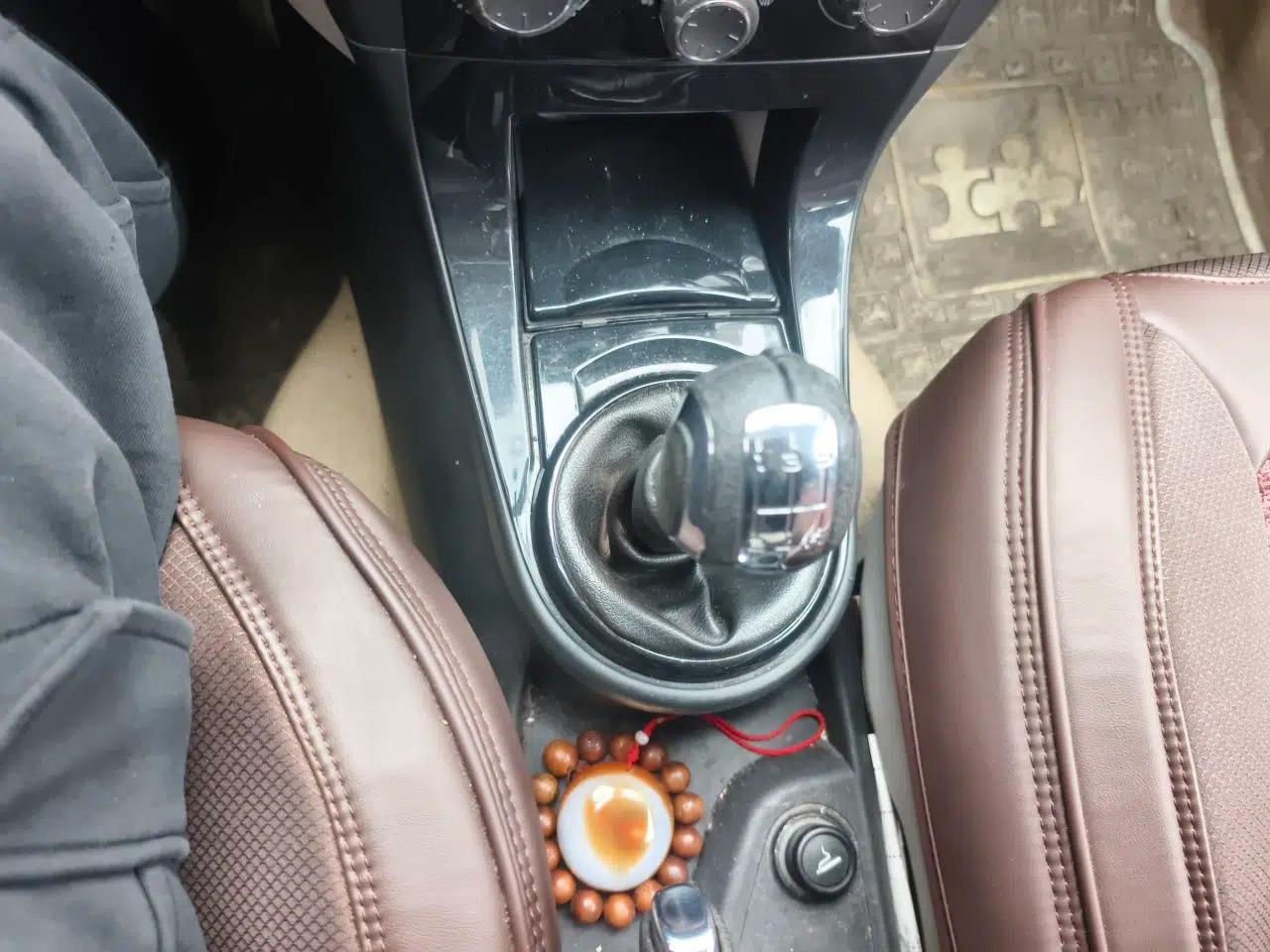 Citroen C-Quatre 2012 Sedan 1.6L Manual Prestige Model — миниатюра 14