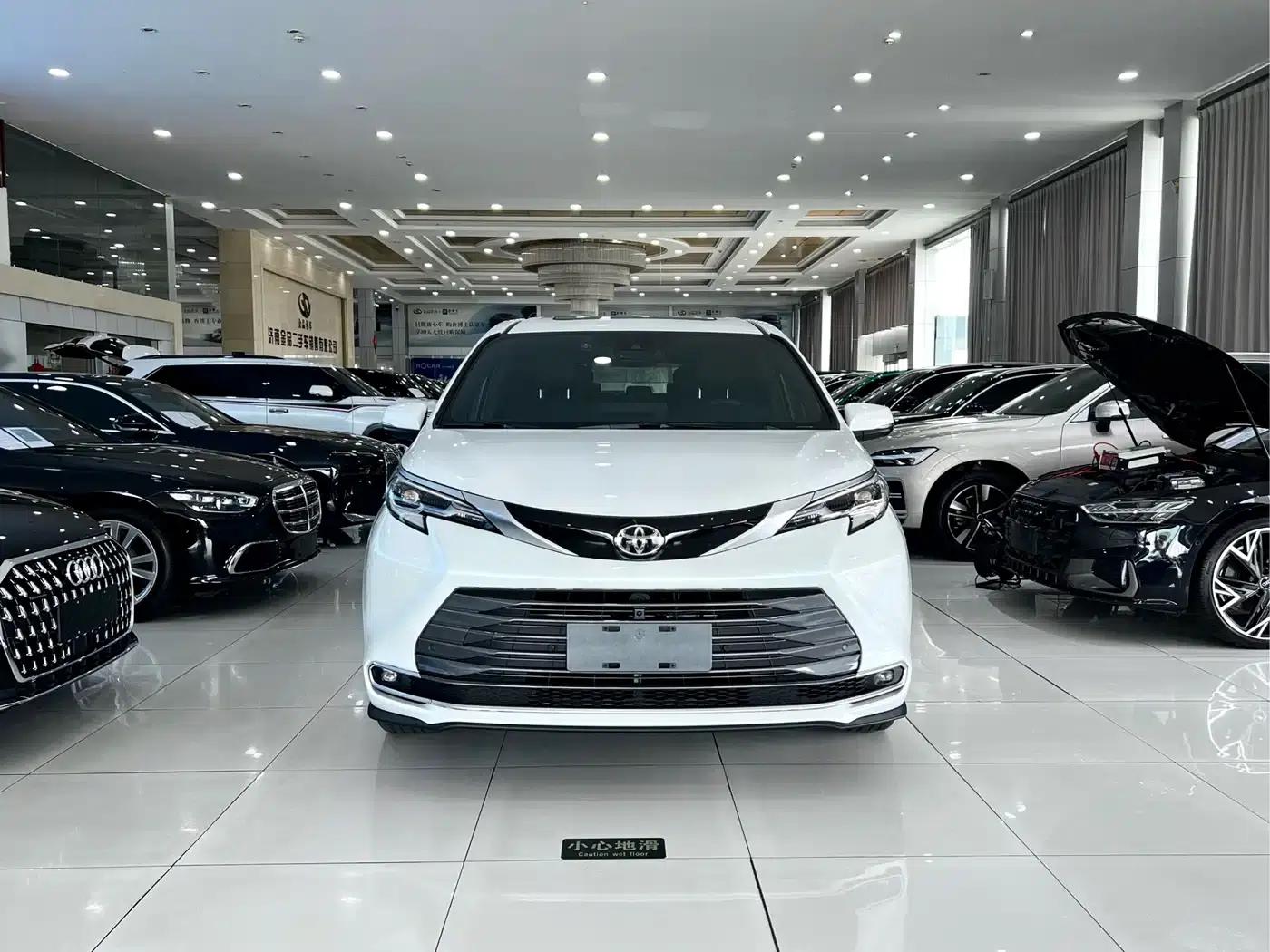 2024 Sienna 2.5L Hybrid Premium Edition — миниатюра 3