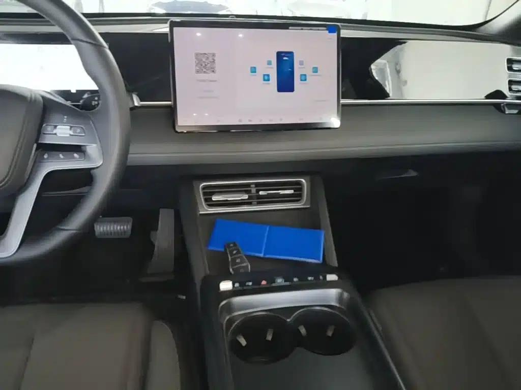 Qin L 2026 DM-i 128KM Leading Edition — миниатюра 13